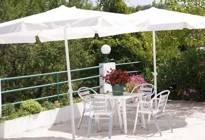 Ξενοδοχείο με διαμερίσματα Santas Ασπρογερακάτα